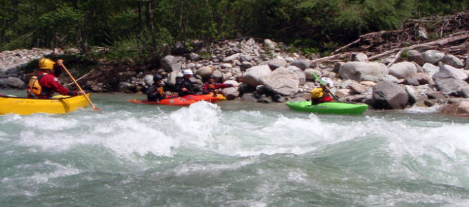 Kajak und Open Canoe auf WW II auf dem Vorderrhein